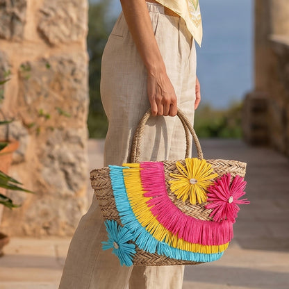 Cesto de paja con flores, vista frontal