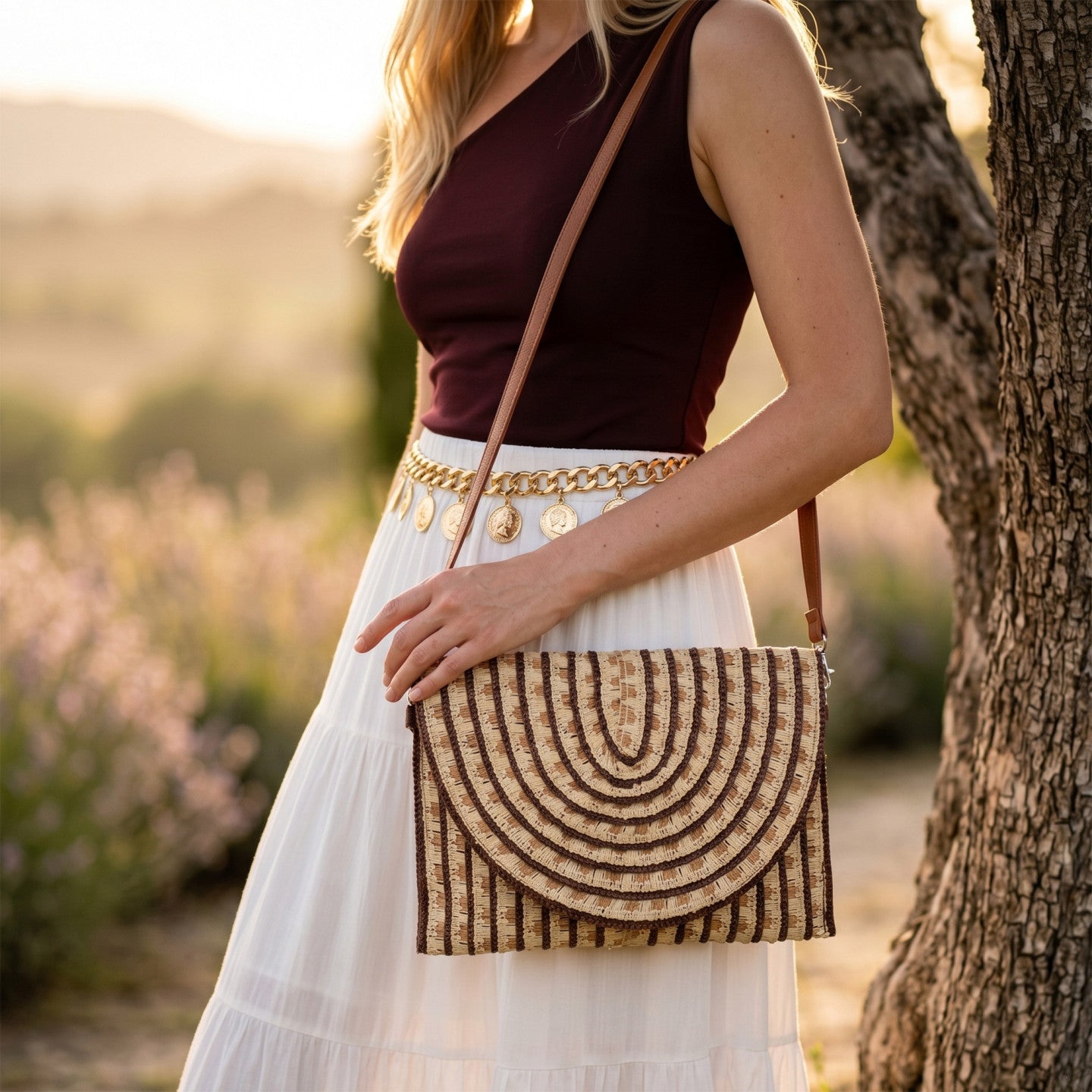 Bolso de paja con estampado espiral en color beige, vista frontal