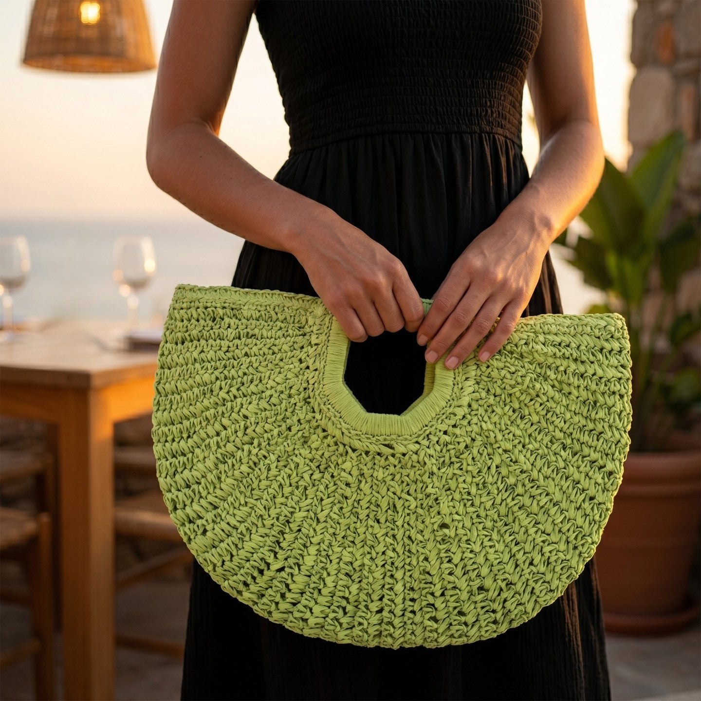 Bolso de rafia estilo media luna en color natural con asa bandolera