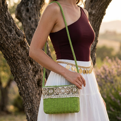 Bolso rafia bordado con lentejuelas, vista frontal con correa bandolera.