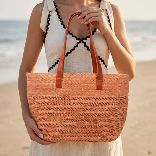 Bolso de hombro en paja con detalles dorados, vista frontal