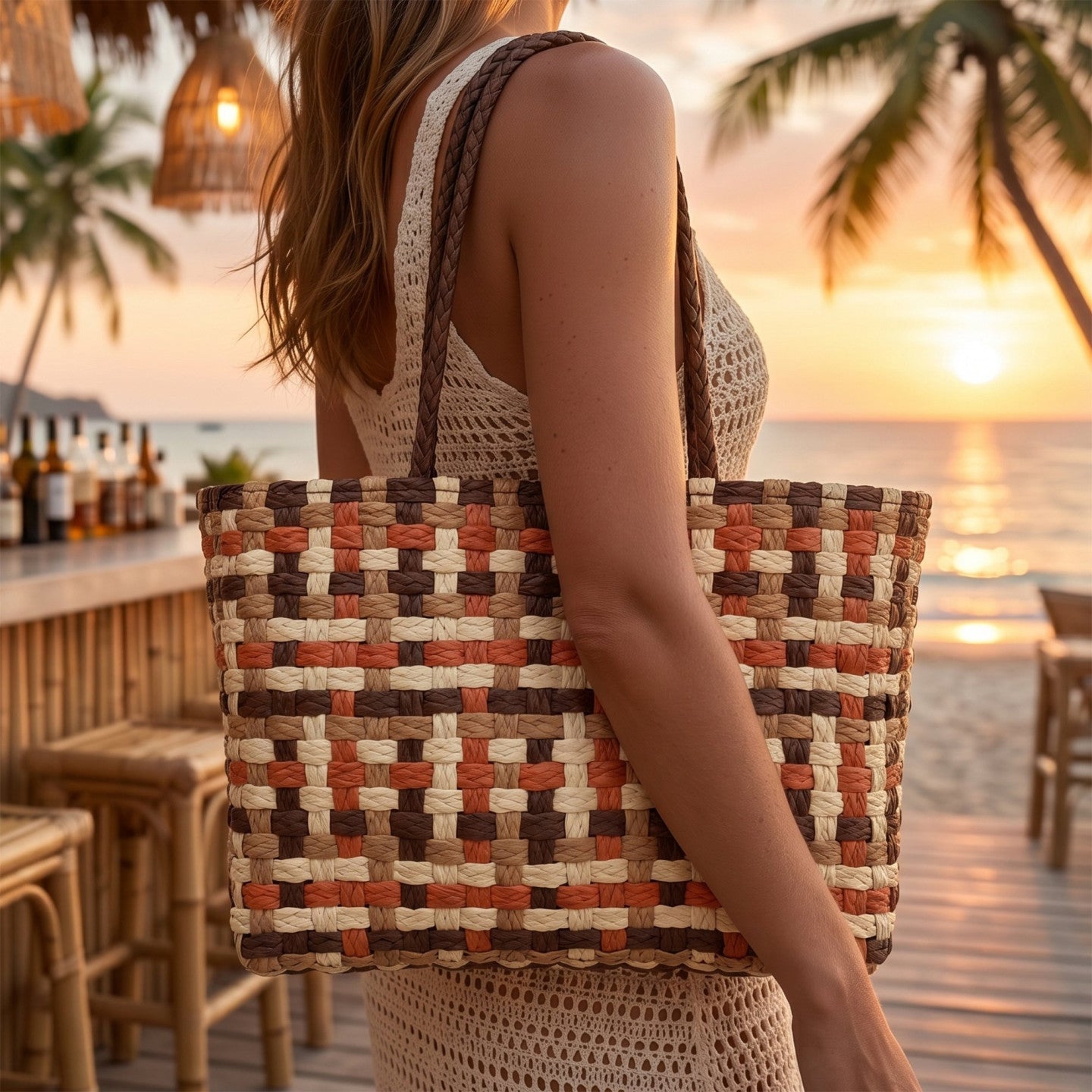 Bolso de paja multicolor con entrelazado y asa bandolera, vista frontal.
