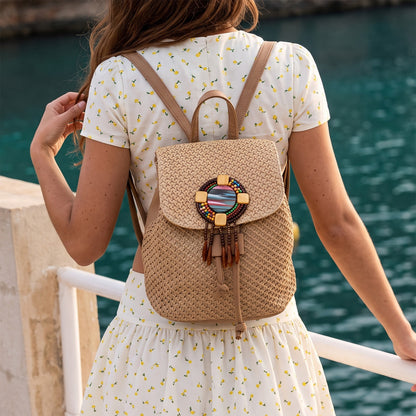 Mochila de rafia multicolor con abalorios, vista frontal