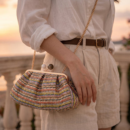 Bolso de mano en paja, vista frontal, con textura tejida natural.