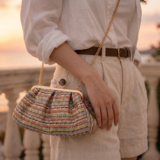 Bolso de mano en paja, vista frontal, con textura tejida natural.