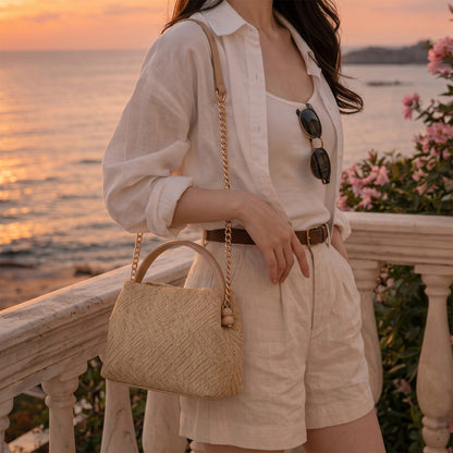 Bolso de mano en paja con textura tejida, vista frontal