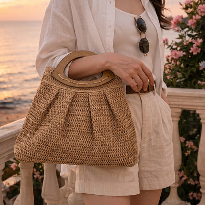 Bolso de mano en paja con diseño compacto, vista frontal.