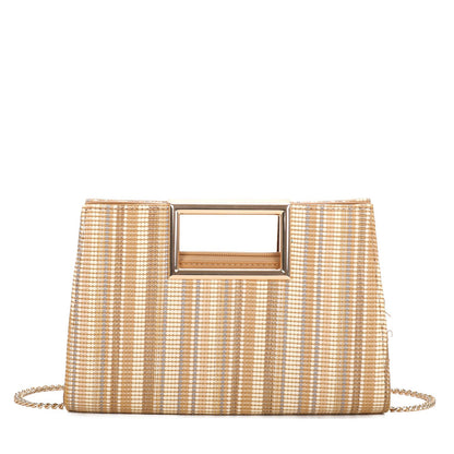 Bolso de mano de rafia con textura natural, vista frontal sobre superficie clara.