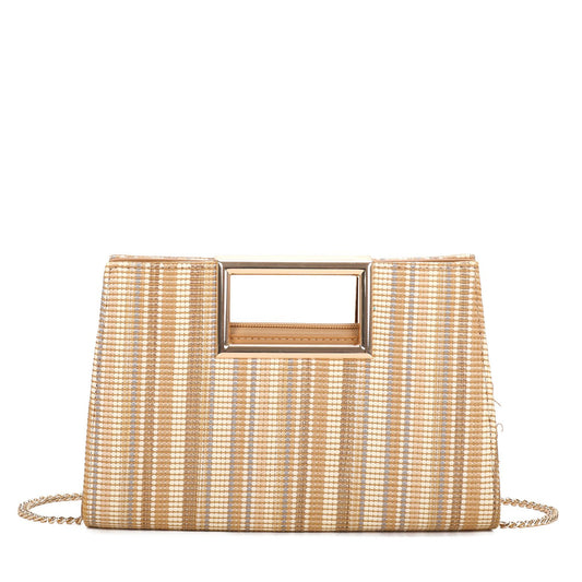 Bolso de mano de rafia con textura natural, vista frontal sobre superficie clara.