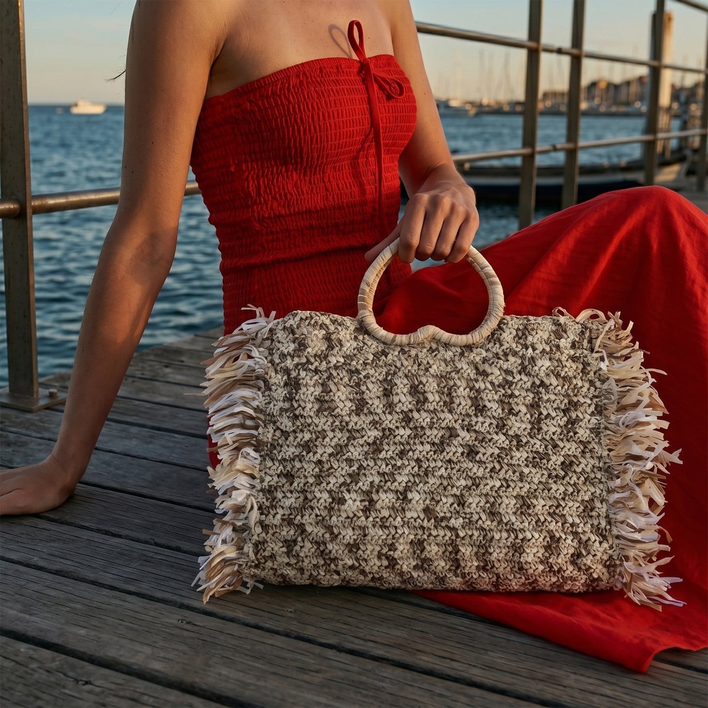Bolso shopper de paja en color natural, vista frontal, mostrando su tamaño espacioso.