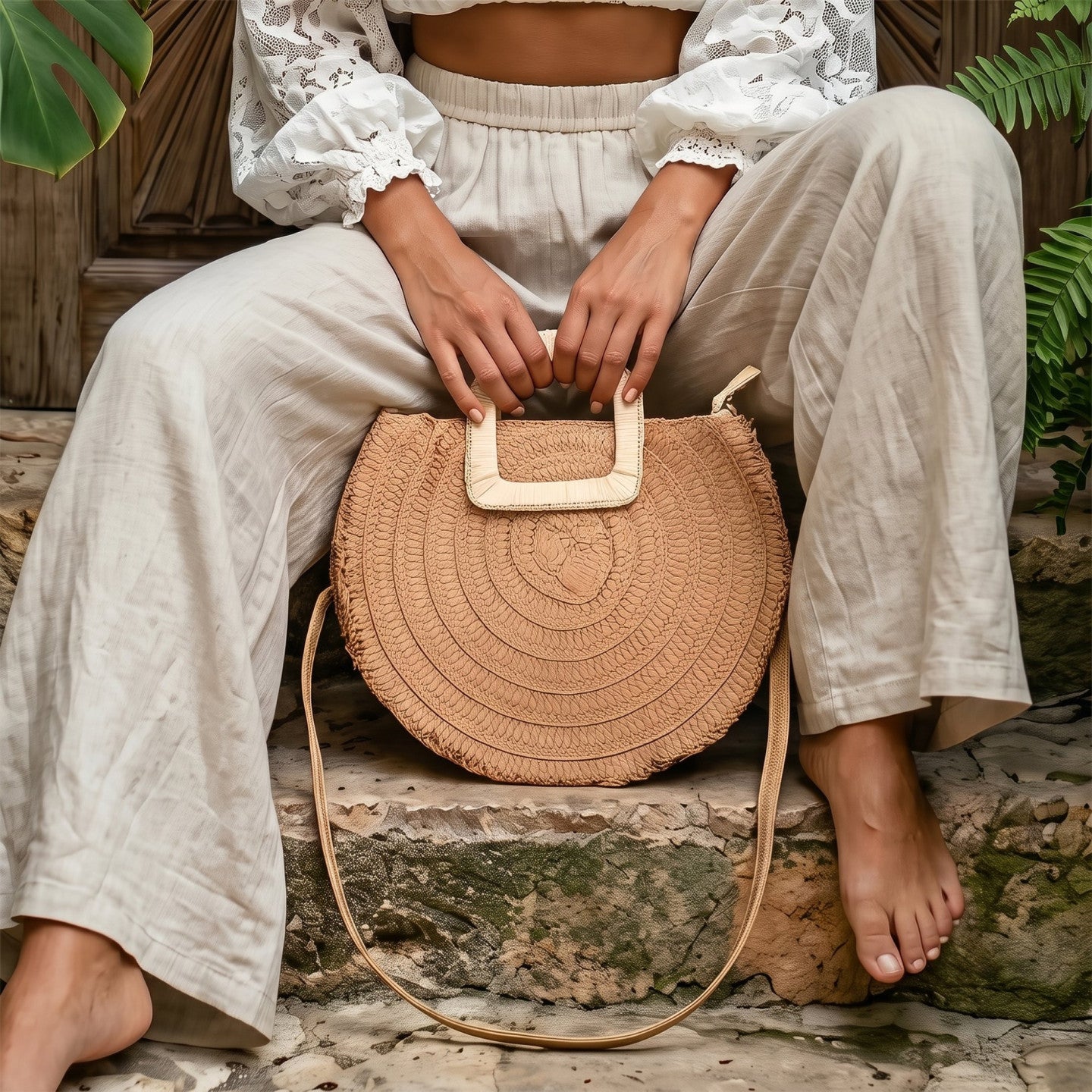 Bolso shopper de rafia, vista frontal, mostrando su forma espaciosa y textura natural.