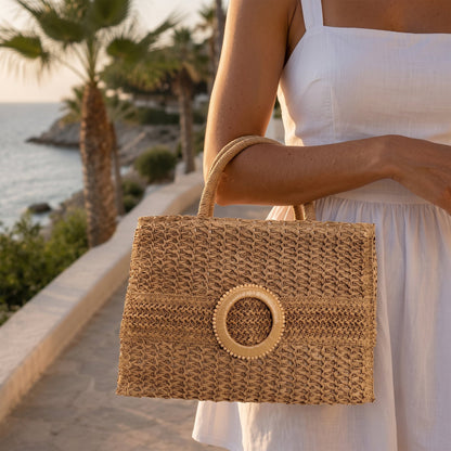 Bolso bandolera de paja con correa vista, en color natural, vista frontal