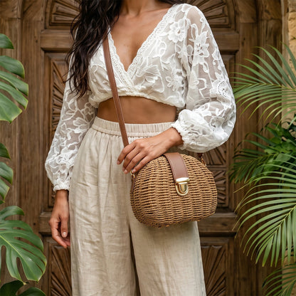 Bolso bandolera de paja en vista frontal, mostrando su forma y material natural.
